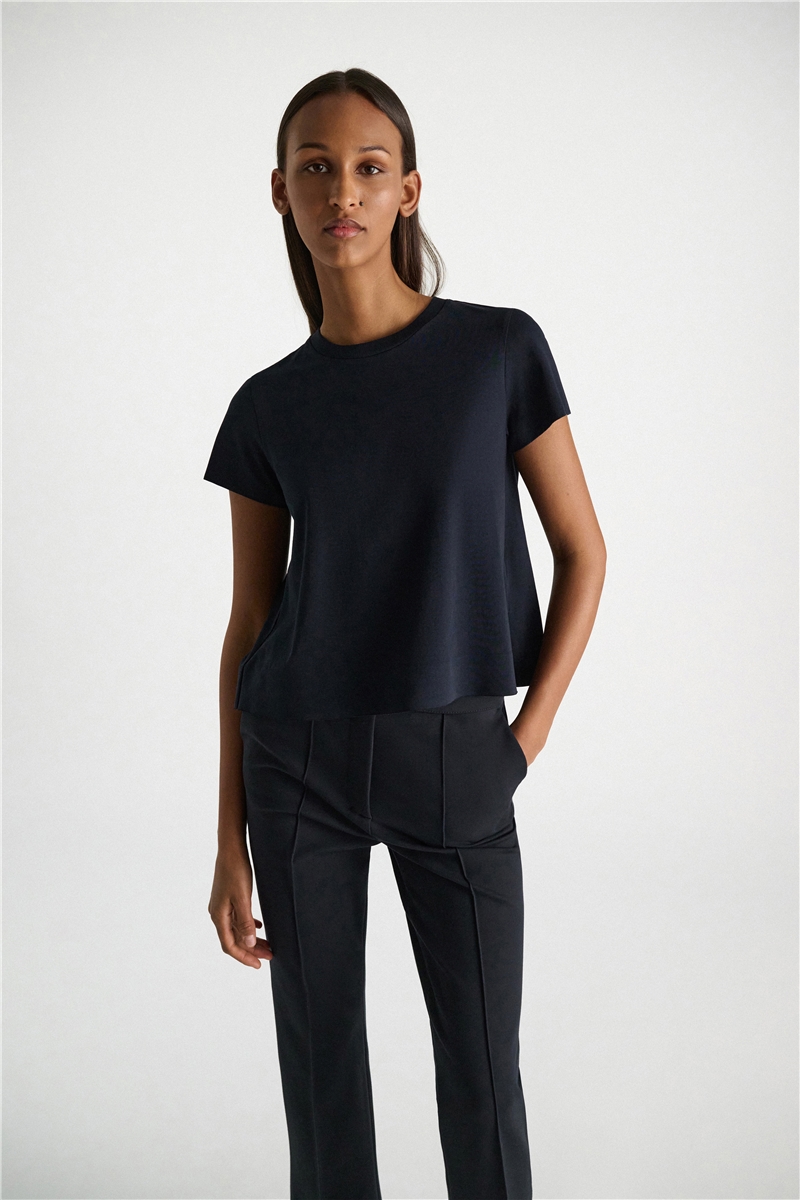 Dorothee Schumacher - ALL TIME FAVORITES Shirt Dark Navy | Flared T-Shirt aus Stretch-Baumwolle mit moderner Silhouette